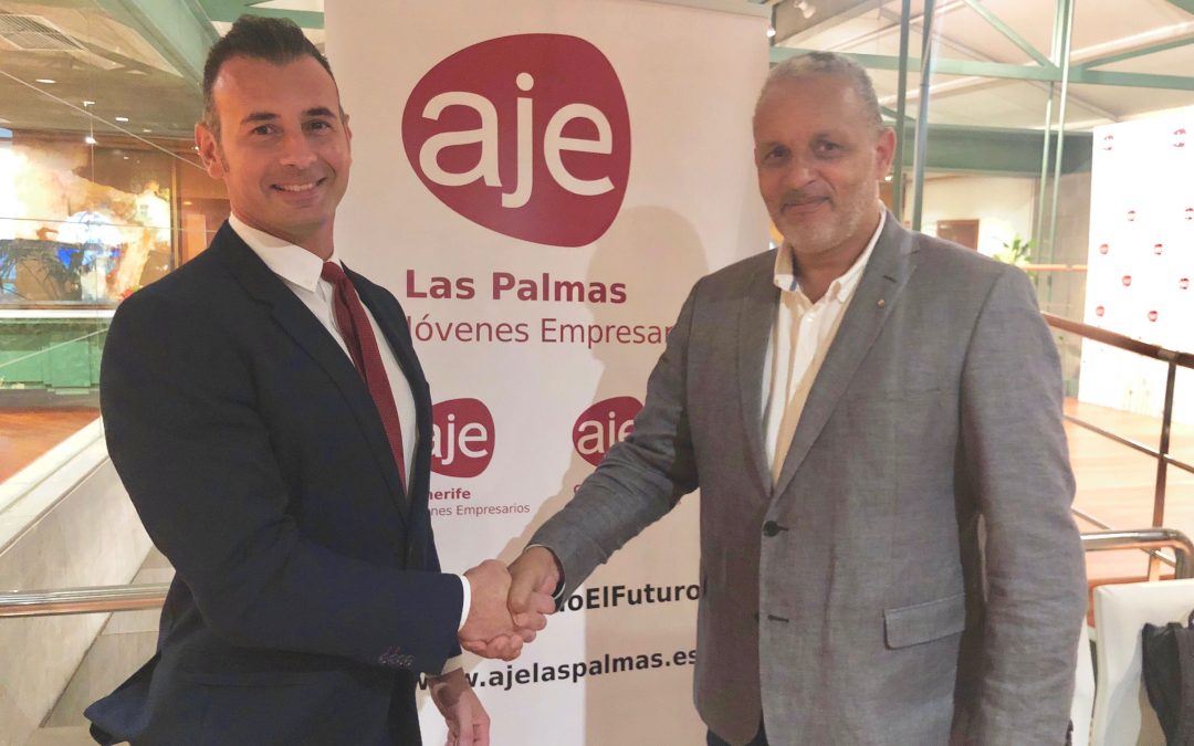 Bernard Lonis en la firma del acuerdo entre Adonis Resorts y AJE Las Palmas